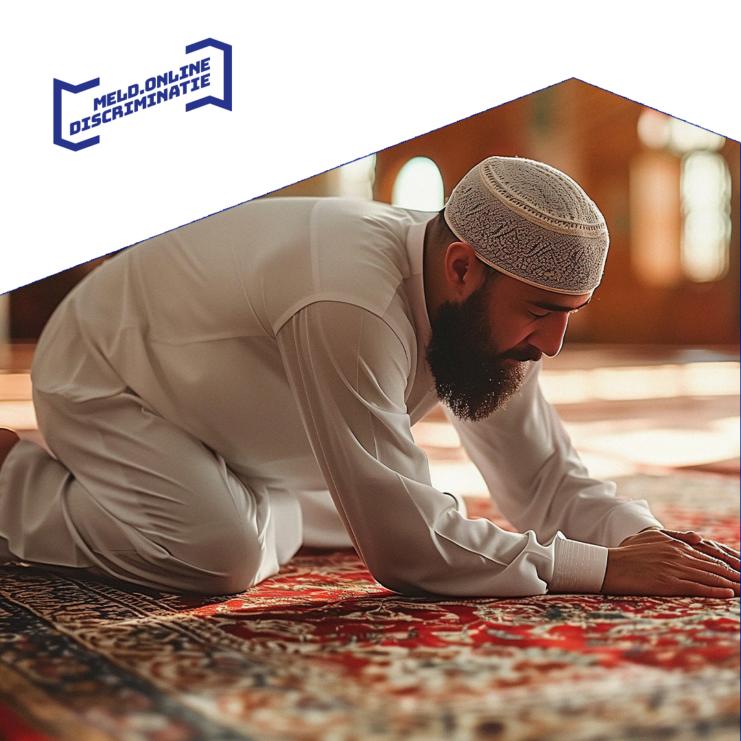 Islamitische man die bidt in een Moskee